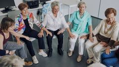 Un grupo de personas mayores participa en un grupo de actividades organizado por la Fundacin ?la Caixa?.