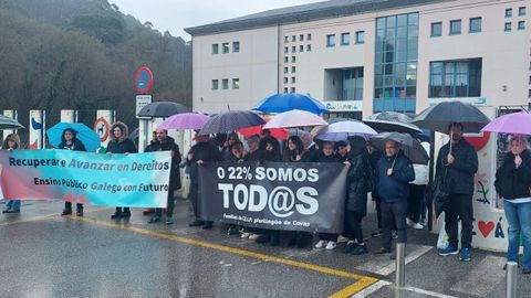 Familias del CEIP de Covas se manifestaron este viernes vestidas de negro para reclamar una educaci�n de calidad. La CIG-Ensino secund� el encierro nocturno impulsado por la ANPA y tambi�n exigi� una ense�anza p�blica de futuro con calidad