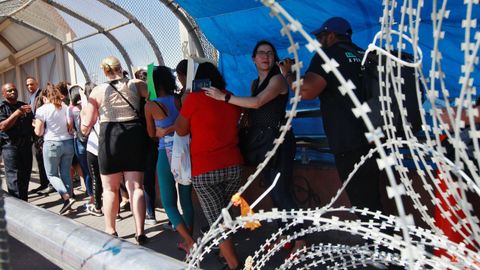 El senador Cory Bookery sus ayudantes acompa�an a los migrantes que buscan pedir asilo en El Paso (Texas)