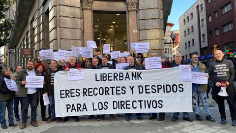 Concentraci�n de protesta de la CSI contra los recortes de Liberbank, ante la oficina principal de Gij�n