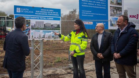La conselleira de Vivenda, Mar�a Mart�nez Allegue, en la parcela donde comenzar�n las obras de un edificio de 56 viviendas p�blicas en Valdecorvos