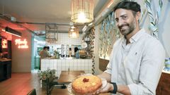 Fernando Davila, con una de las tortillas especiales de Morde