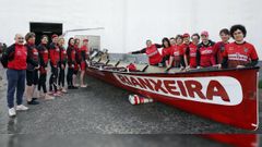 El equipo. Las integrantes, antes del entrenamiento de este pasado domingo. En la imagen, de izquierda a derecha, est�n: el presidente y entrenador, Daniel V�zquez, Dolores Barrio, Natalia Filgueira, Eva Val, Camila Fern�ndez, Beatriz Galb�n, Dolores Moledo, In�s Mu�iz, Mar�a del Carmen Pi�eiro, Eugenia Dieste, Rutt Mallo, Rosa Freire, Ana Y��ez, Marga Hermo, Ana Frontova, Luc�a Tri�anes y Emma Chao. Faltan Montse Mart�nez y Laura N��ez.