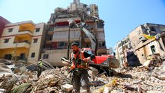 Un operario en los escombros que dejo el �ltimo bombardeo israel� sobre Beirut.
