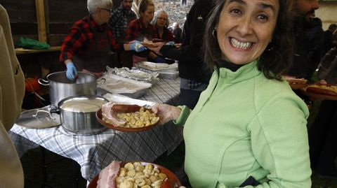 La organizacin reparti 450 mens de panceta, chorizo y castaas