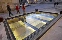 Una c�mara vigila la ventana arqueol�gica que desde ayer muestra la piscina romana de Lugo.
