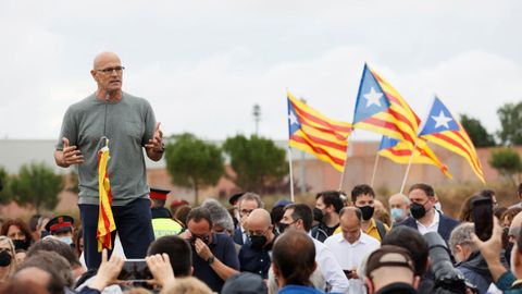 El exconseller Ral Romeva se dirige a los simpatizantes que se han congregado a las puertas del centro penitenciario de Lledoners, poco despus de que los presos del procs hayan abandonado la crcel.