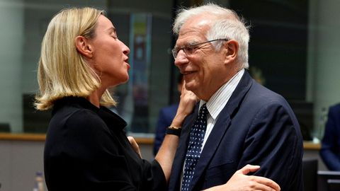 Federica Mogherini, actual responsable de la diplomacia de la UE, con su posible sucesor, el ministro de Asuntos Exteriores en funciones, Josep Borrell