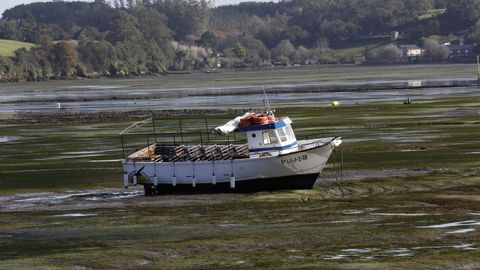 Lancha de paseos tur&iacute;sticos por la r&iacute;a, en Castropol