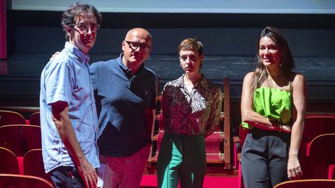 O m�sico Jaime Fern�ndez, Baltar e as actrices Paula Chaves e Est�baliz Veiga, no teatro Principal ourens�n.