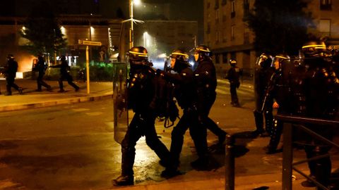 Tercera noche de disturbios en Francia por la muerte de un joven a manos de la polic�a