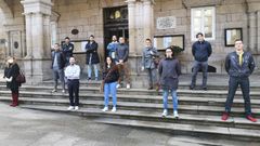El alcalde pos� con los nuevos auxiliares en la Praza Maior