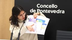 Anabel Gul�as, con los planos de la obra que acometer� Aldi en el centro comercial Vialia 
