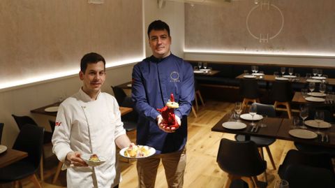 Diego Negueruela y Antonio Ferreiro muestran las tapas estrella de Vilar 64, ahora en la rúa do Franco 30. El local, más amplio que el anterior, tiene capacidad para unos cuarenta comensales y está abierto de miércoles a lunes por la mañana (de 12.30 a 16.00 y de 19.30 a las 00.00 horas; aunque la cocina cierra a las 23.30). La pareja hizo un completo lavado al espacio que ocupaba el antiguo restaurante Abellá.
