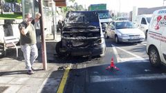 Arde un coche en la rotonda de A Barca