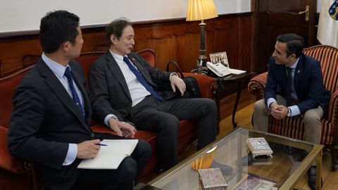 El embajador de Jap&oacute;n, Hiroshi Yamauchi (en el centro), junto a Jinta Kikuchi y Jos&eacute; Manuel Rey Varela.