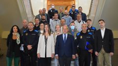 Foto de autoridades e dos polic�as locais que recibiron formaci�n