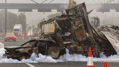 Estado en el que quedaron el coche y el cami�n implicados en el accidente en el que fallecieron quemadas dos personas