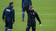 Anquela Requexon Real Oviedo.Anquela da ordenes durante un entrenamiento en El Requexon