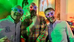 Los asistentes lucieron gafas y pulseras de ne�n para iluminar la fiesta