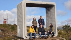 El alcalde de A Caniza, Luis Pi�a, junto a representantes municipales en el mirador de O Montouto, reci�n acreditado como primer Parque Estelar Starlight de Galicia.