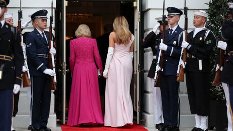 Melania Trump y Camila, entrando en las dependencias presidenciales