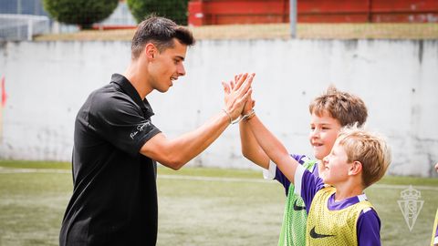 Gaspar Campos con dos nios del Campus de Mareo