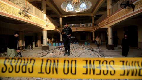 Interior de la mezquita de Peshawar destruida tras el atentado de este lunes.