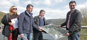 El plan de se�alizaci�n y oficializaci�n del camino fue presentado por los alcaldes de ambos Concellos y varios ediles. 