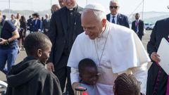 El papa Le�n XIV saluda a varios ni�os durante su visita este viernes al centro de primera acogida 'Las Ra�ces' de Tenerife.