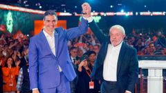 El presidente de Brasil, Luiz In�cio Lula da Silva (d), y el presidente del Gobierno, Pedro S�nchez (i), saludan durante la segunda y �ltima jornada del Global Progressive Mobilisation en Barcelona.