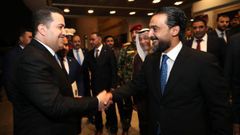 El presidente del Parlamento iraqu Mohamed al-Halbusi (d) saluda al recin nombrado primer ministro Mohamed Shia al Sudani (i).