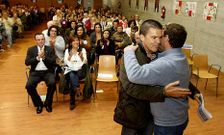 Aurelio N��ez se abraza a Jos� Manuel �lvarez-Campana, con Parga y Mato detr�s.