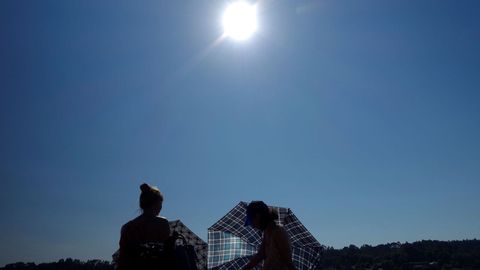 Observaci�n del eclipse en Santa Mari�a de Lagostelle (Guitiriz), organizada por el Concello