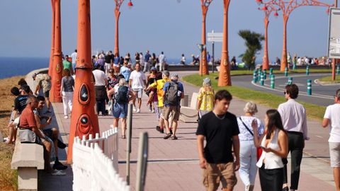 Personas esperando el eclipse desde el paseo mar�timo de A Coru�a