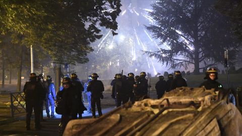 Tercera noche de disturbios en Francia por la muerte de un joven a manos de la polic�a