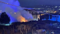 El incendio afect� a unas construcciones y se oyeron explosiones.