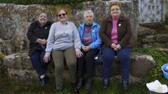 <span lang= gl >De esquerda a dereita, Rosita, Socorro, Carmen e Maricarmen, no lavadoiro da Vila de Bares</span>