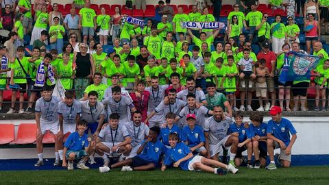 El equipo del Velle celebra su afición el subcampeonato copero