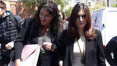 Clara Souto, a la derecha de la imagen, una de las profesoras que denunciaron que sus firmas hab�an sido falsificadas en el caso del m�ster de Cristina Cifuentes