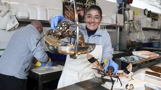 Rebeca, trabajadora de Pescados Lano, muestra dos lubrigantes de buen tama�o, que ayer se vend�an a 75 euros.