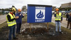 Zan, de azul, con otros miembros del comit� de empresa, este domingo, a la entrada de la f�brica, d�ndole la bienvenida a Liberty, interesada en comprar la factor�a