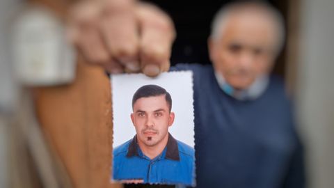 El padre de Manuel G�mez Monteser�n sujeta la foto de su hijo, de 32 a�os, fallecido en un accidente laboral en una cantera de A Fonsagrada.