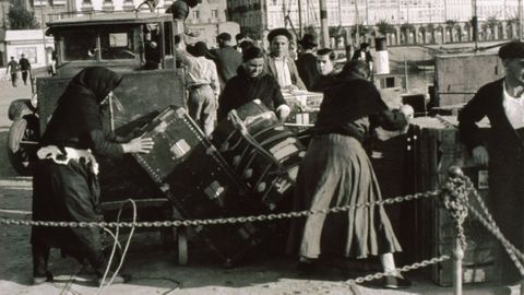 Un grupo de mulleres embarcando para América en 1925