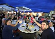 Unos visitantes disfrutan de la nueva edici�n de la Feira do Vi�o do Condado do Tea. 