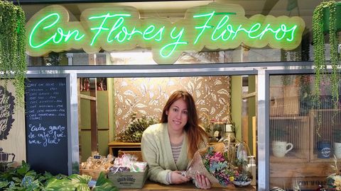 Patricia, al frente de su puesto �Con Flores y Floreros� en la calle Calvo Sotelo de Oviedo