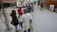 Las colas para hacerse una prueba PCR sin cita se repitieron este lunes en el estreno del horario matinal en el Provincial de Pontevedra