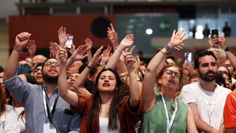 Voluntarios saludando al papa en Ifema