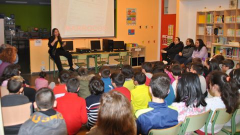 La cooperante Leticia Send�n habl� a los ni�os del CEIP Vilarmide-Eduardo Noya (Mux�a) de sus experiencias en Marruecos y Senegal