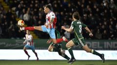 Reniero trata de controlar un centro al �rea en el partido en el Pr�ncipe Felipe.